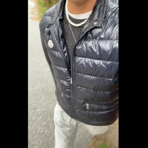 moncler väst  - moncler gui i färgen navy. storlek 3 M/L
