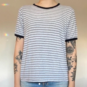 Brandy Melville T-shirt  - Ljusblå, vit och marinblå randig T-shirt   Storlek onesize (xs-s) Använd men i bra skick   Pris kan diskuteras ☺️