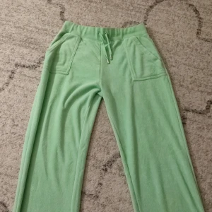 Juicy Couture  - Ljus gröna juicy byxor aldrig använt pga inte passade köpta från Nelly.