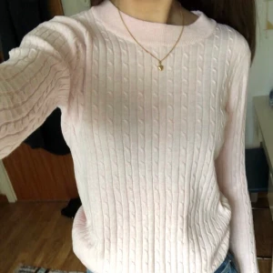 Kabelstickad tröja - Jättegullig kabelstickad tröja från Gina Tricot. Säljer då den inte kommer till användning. 💕 Materialet är sådant som svårt blir nopprigt. Liknar mest färgen i den första bilden. Jättefin att ha nu i vinter 🤍Passar xs-s.  🫶🏼 TRYCK INTE PÅ KÖP NU