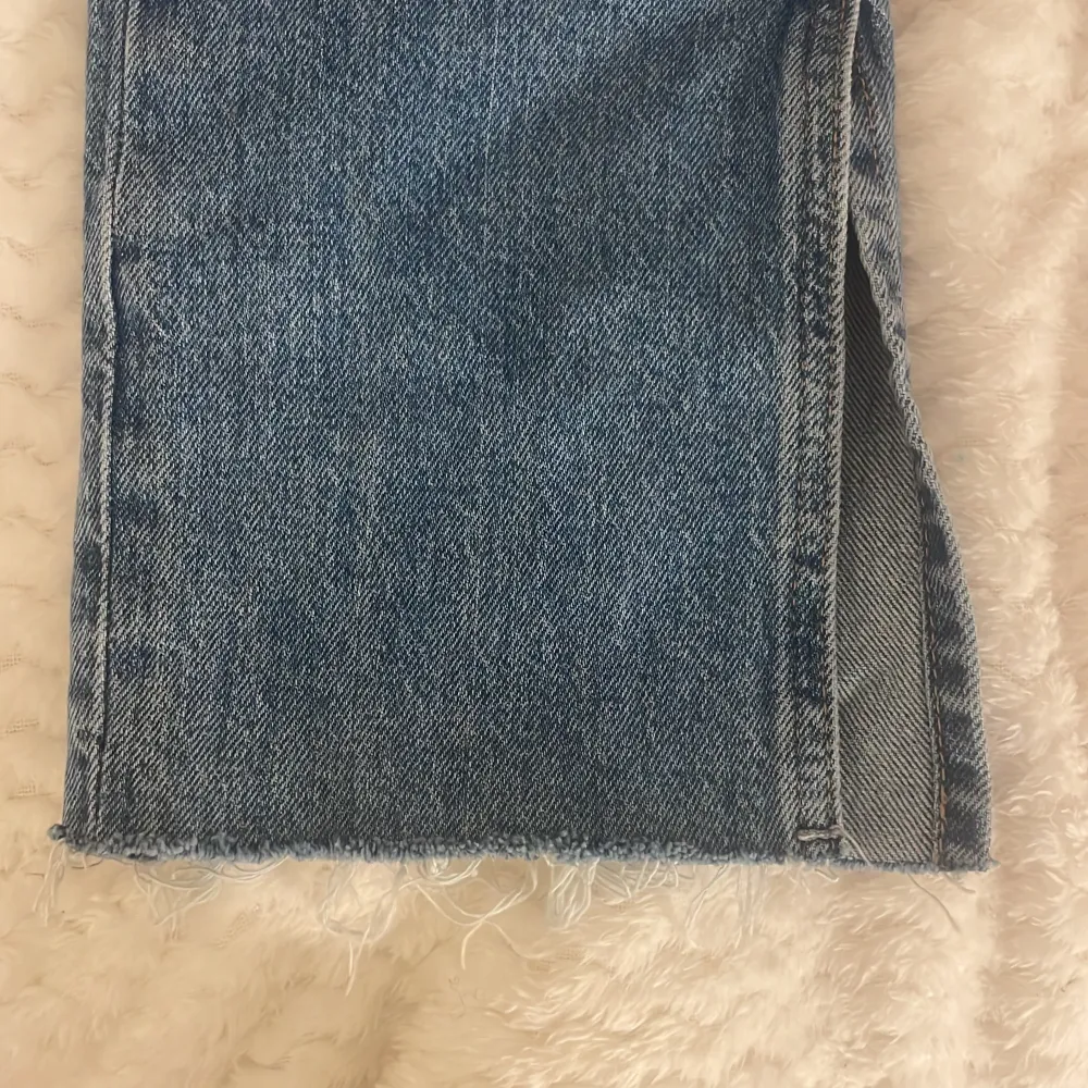 säljer dessa blåa byxor för dem inte kommer till så stor användning. väldigt bra kvalite, väldigt fin slits. köpte för 500 men pris kan diskuteras.. Jeans & Byxor.
