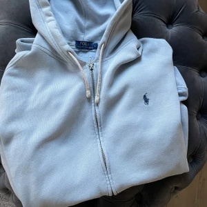 Ralph lauren zip  - Zip hoodie i size L fint skick i otroligt snygg färg  