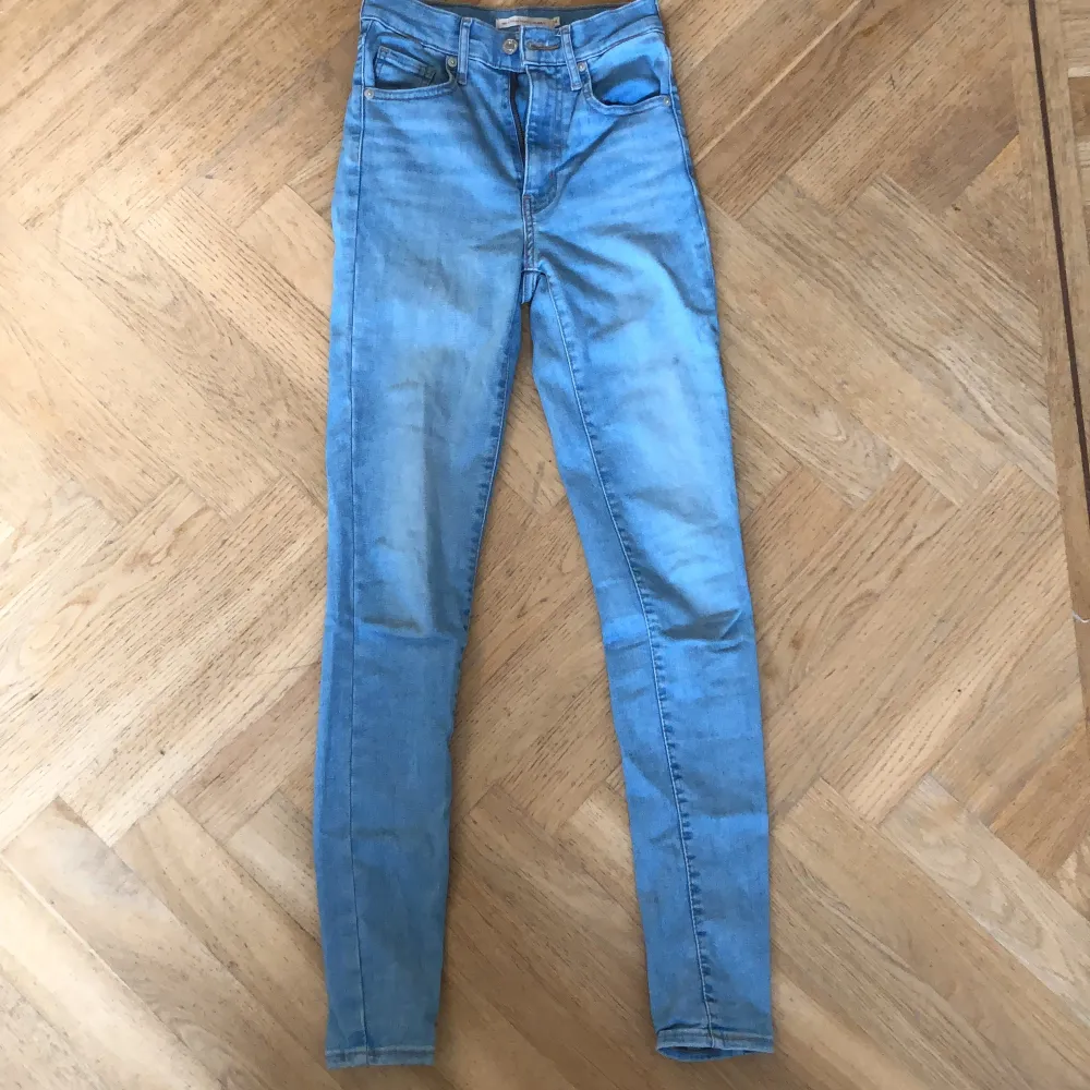 Ljusblå jeans i storlek 24 med smal passform. Köpare står för frakt.. Jeans & Byxor.
