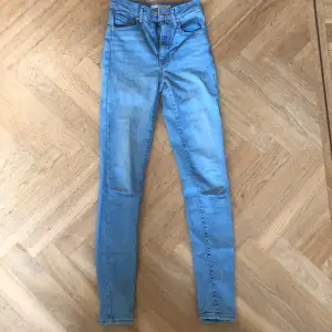 Ljusblå jeans i storlek 24 med smal passform. Köpare står för frakt.