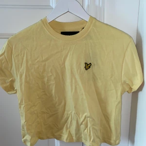 Lyle & scott gul t shirt ny - Helt ny lyle&scott tröja köpt för 159:)
