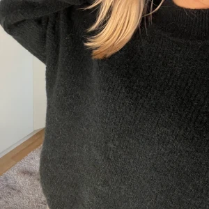 Stickad tröja  - Stickad tröja från Istay som är typ mörkgrön/blå. Jätte skön men lite stickig, toppen skick!💗storlek S 