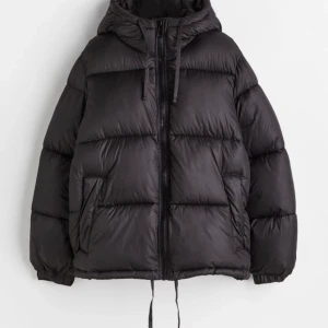 Svart hm jacka - Säljer denna fina jackan från HM, detta eftersom den inte kommer till någon användning längre. Den har inga effekter, är som ny, om du vill ha fler bilder skriv 😊. Köp direkt för 500 kronor. 💕Kan även mötas i Stockholm. 