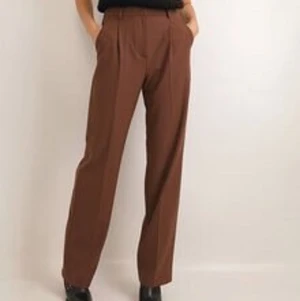 Bruna kostymbyxor - Bruna kostymbyxor från chiquelle. De är aldrig använda. Passar S-M. Nypris: 500 kr