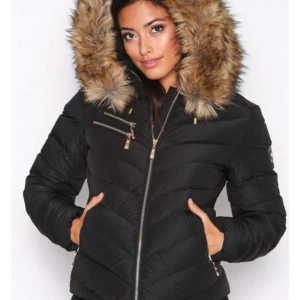 Hollies jacka, kom med bud i pm - Säljer nu min fina vinterjacka i från hollies. En skön och varm jacka som man kan ta av och på pälsen på om man så skulle vilja. Den har tyvärr blivit för liten nu och måste därför sälja den. Den är i storlek 36 och är inköpt cirka 2018.  Nypris ca 3500