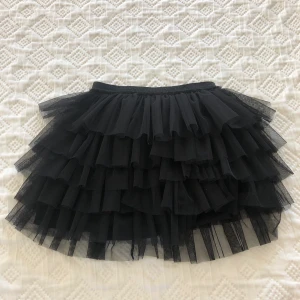 Zara kjol -   Zara barn kjol i strl 164 cm. Är en liten slitning där nere men är inget man ser❣️