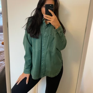 Skjorta grön - Från Zara, storlek s men passar som m också!