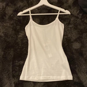 Vitt linne - Säljer ett helt nytt linne från Nelly, aldrig använt. Köpt för 130kr