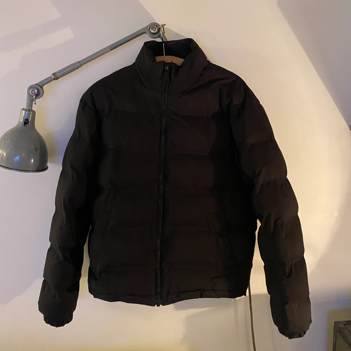 Svart pufferjacket