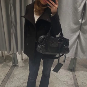 Kort kappa - Säljer nu min kappa som inte kommer till användning. Köpt hör på Plick för ca 2 månader sedan. Mycket fint skick. Storlek 36. (Första bilden är lånad).