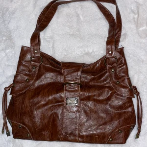 Jättesnygg vintagehandväska - En gammaldags väska som för plats med det mesta. Äkta vintage dolce & gabbana väska 