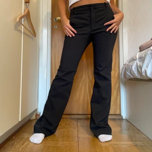 Kostymbyxor - Inwear - Svarta kostymbyxor från märket inwear. Nypris 1000kr. Jag är 163 cm lång. 