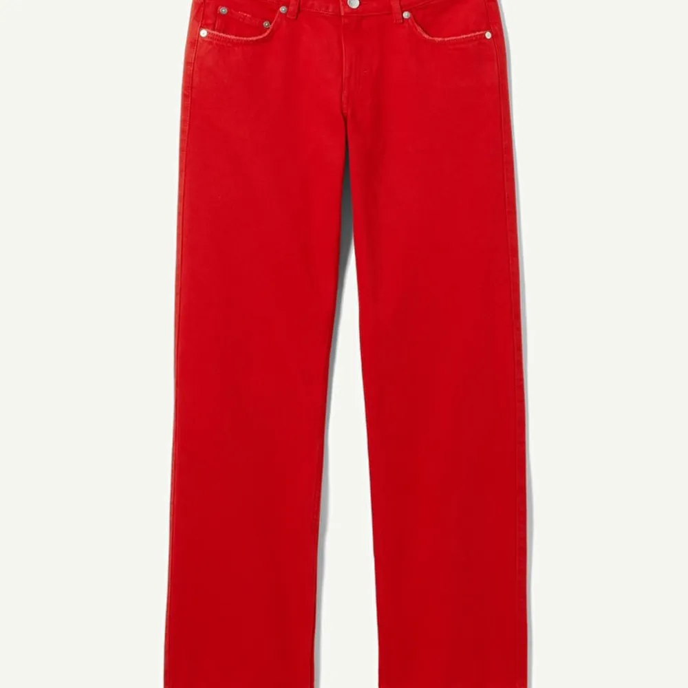 Säljer mina röda Arrow Low Straight Jeans från Weekday. Jeans & Byxor.