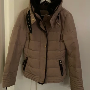 Jacka i storlek M - Jättefin jacka ifrån Zara Inga hål eller fläckar Kostade 3000kr ny. 