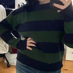 grön-blå sweatshirt  - är i jättebra skick! Passar inte riktigt min stil, så har bara använts ett par gånger.