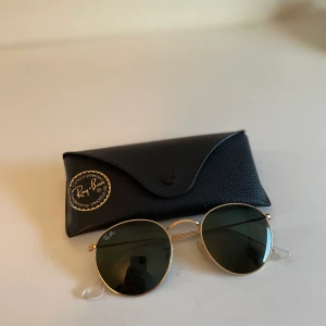 Ray-Ban Round Metal Solglasögon - Ett par helt oanvända ray-ban solglasögon i modellen ”round metal”. Som sagt helt oanvända så skicket är som nytt!  Pris i butik och online är 1200kr men jag säljer dem för halva det priset.