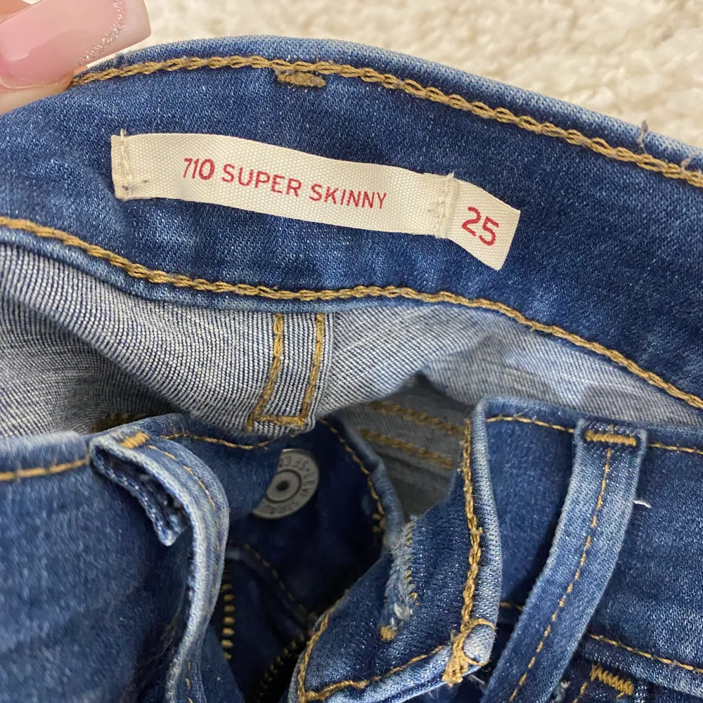 Säljer nu mina skinny lågmidjade levis jeans som inte kommer till någon användning, använda några gånger. Bra i längden på den som är runt 168/165 beronde på hur långa man vill att dom ska vara i benen. Sitter bra på mig som är en XS. Jeans & Byxor.