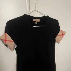 Burberry tshirt - Burberry tshirt i storlek S, knappt använd. Äkta.