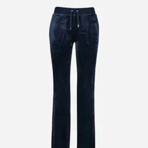 Blåa juciy byxor  - Mörkblå juciy couture byxor  storlek M men passar även s och l   Säljer pga andvänder ej   Dom är självklart äkta Skriv PM för bild på    Ena snöret där nere har trillat av  men man kan limma på 