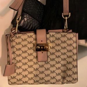 Michael kors väska  - Säljer denna super fina Michael kors väskan som är så najs nu till hösten😍 köptes för några år sedan för cirka 2700kr🙌🏾använd endast 1 gång & är därför jag också säljer den  (skriv för fler bilder, priset kan även diskuteras)🫶🏾köpt direkt för 1100