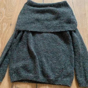 Stickad tröja - Säljer denna jättefina stickade tröja❤️ använd fåtalgånger, har ej skador osv! Tröjan är i storlek xs🕺🕺 säljer då den ej kommer till användning 