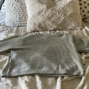 Stickad tröja - Stickad tröja från lager 157. Använt två gånger och inga hål osv!