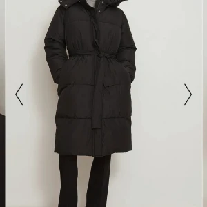 Lång Jacka NA-KD - En fin lång vinter jacka från NAKD. Väldigt skön och varm. Men säljer den pågrund av att den aldrig använts så helt i nyskick. Nypris är  1069kr säljer den för 400kr inklusive frakt💗 skriv för mer bilder💗