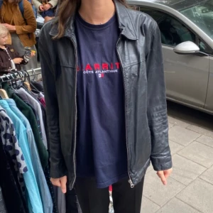 Skinnjacka - Skinnjacka:) Den är lite för liten på mig som är 180 cm. Jag har tagit ur axelvaddarna som fanns.