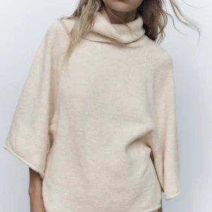 Stickad tröja med trekvartsärmar Zara - Säljer denna helt oanvända tröjan från zara som är väldigt populär💗 Är i perfekt skick! Tröjan passar S och M då den är lite oversized,(säljer direkt vid 340)