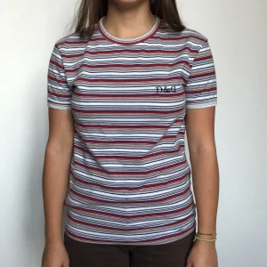 T-shirt dolce & Gabbana  - Dolce gabbana tisha i lite tjockare material (ej sladdrig eller genomskinlig). Skön skulle säga att den passar en S.