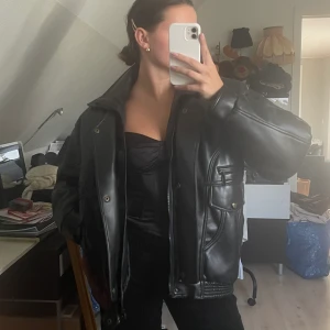 Vintage vinterjacka 🖤 - Asball oversized vintage vinterjacka i bra skick. Köpt secondhand, från märket Nutshell. Otroligt varm och gosig så passa perfekt till höst/ vinter🖤 Fler bilder kan skickas om så önskas.