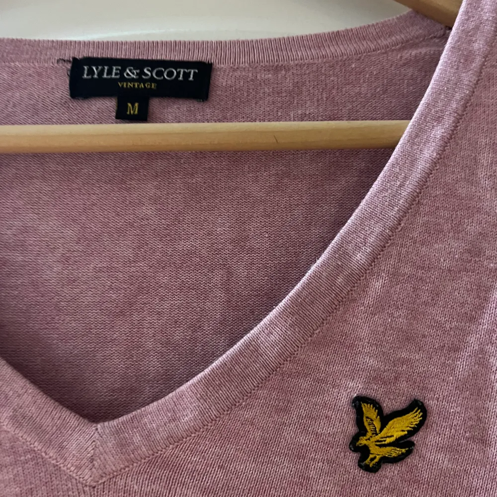 Säljer en jätte fin tröja från Lyle&scott vintage. Använd ca 2-3 gånger, men är i nyskick. Säljer pågrund av att den är för liten för mig. Nypris: 1154 kr men säljer för 600 kr, pris kan diskuteras. Seriösa köpare endast!. Hoodies.