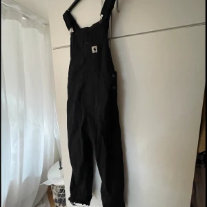 Carhartt hängslen  - Säljer dessa ikoniska hängselbyxorna från Charhartt i storlek S! Avklippta längst ner av förra ägaren. I väldigt bra skick, knappt använda skulle jag säga😊 