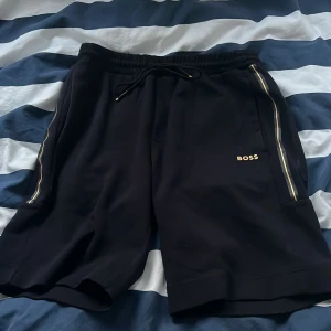 Shorts  - Köptes i room 1006 butiken för 2-3 månader sen för 1400 och är använda några gånger i spanein och är i ny skick. 