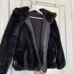 Zara jacka - Säljer denna varma faun fur jackan från zara. Den är knappt använd och finns inte några tecken på användning heller. Den har snygga spänn detaljer på sidan av jackan.