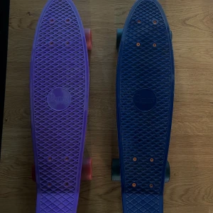 2 Pennyboards - Har använts fåtal gånger för några år sedan och har sen dess legat hemma i garderoben.  Paketpris! Köp två pennyboards för priset 600kr eller enskilt pris för 350kr/ styck.  Pris kan diskuteras! Meddela mig om ni har några frågor.
