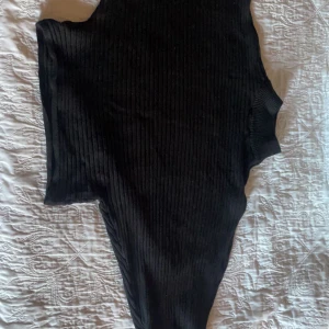 Tröja - Tröja som sitter löst i armarna. 