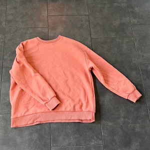 Sweatshirt  - Rosa sweatshirt fårn NA-KD  Storlek M Fint skick 