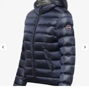 säljer min mörkblå Colmar Originals ladies jacket matte hood! varm pufferjacka (tjockare modell) i nyskick, inga fläckar, hål eller slitningar! italiensk storlek 42 vilket är som en small/36/38. nypris 4999, kvitto och äkthetsgaranti följer med. 