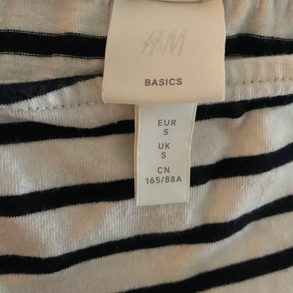 Långärmad svart/vit randig tröja från HM Basics i storlek S. Måttligt använd, inga hål/trasiga sömmar. Köparen står för frakt🌻. Tröjor & Koftor.
