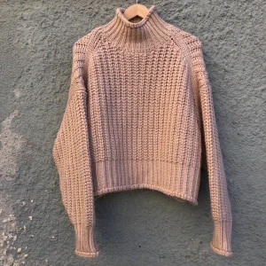 Rosa stickad tröja - Puderrosa stickad tröja i fint använt skick. 90% akryl och 10% ull. Rekommenderar att fräscha upp tröjan ibland med hjälp av en avnoppningsmasin för att förlänga plaggets livslängd. Swish is queen 🐷🪷