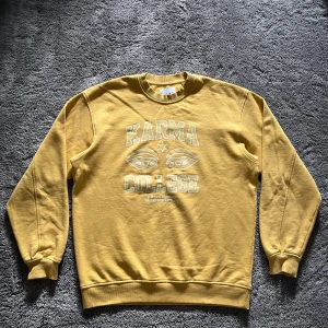 Gul tröja - Andvänd ett fåtal gånger. Inga tecken på andvändning och är i mycket bra skick. Meddela för intresse !