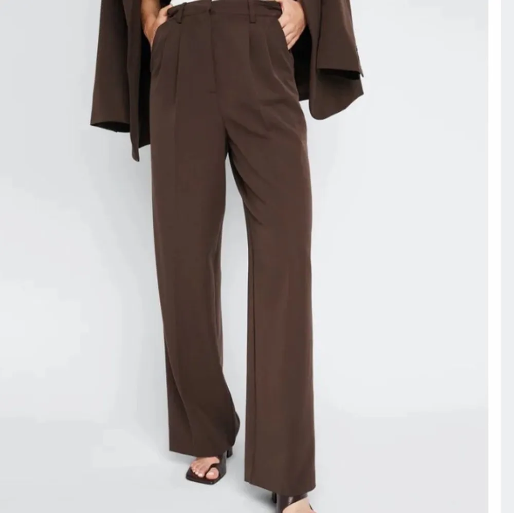 Jättefina bruna kostymbyxor från bikbok som är perfekta inför hösten!! Nyskick. Köparen står för frakten, är inte helt säker på hur mycket den blir, men ca 40kr :). Jeans & Byxor.