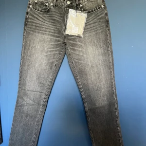 Jeans low rise  - Helt nya med lappar kvar. Låga jeans och ”tapered” 
