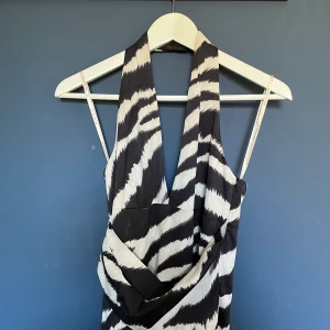 Halter klänning  - Drömklänning från Karen Millen!  Så elegant med halter och vackert tyg. Dragkedja på sidan. Sitter som en smäck på storlek S-M. Knälång på mig (167cm) 