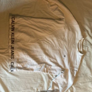 Calvin klein tröja - Vit calvin klein tröja i storlek M. Kan mötas upp i uppsala eller frakta på köparens bekostnad 
